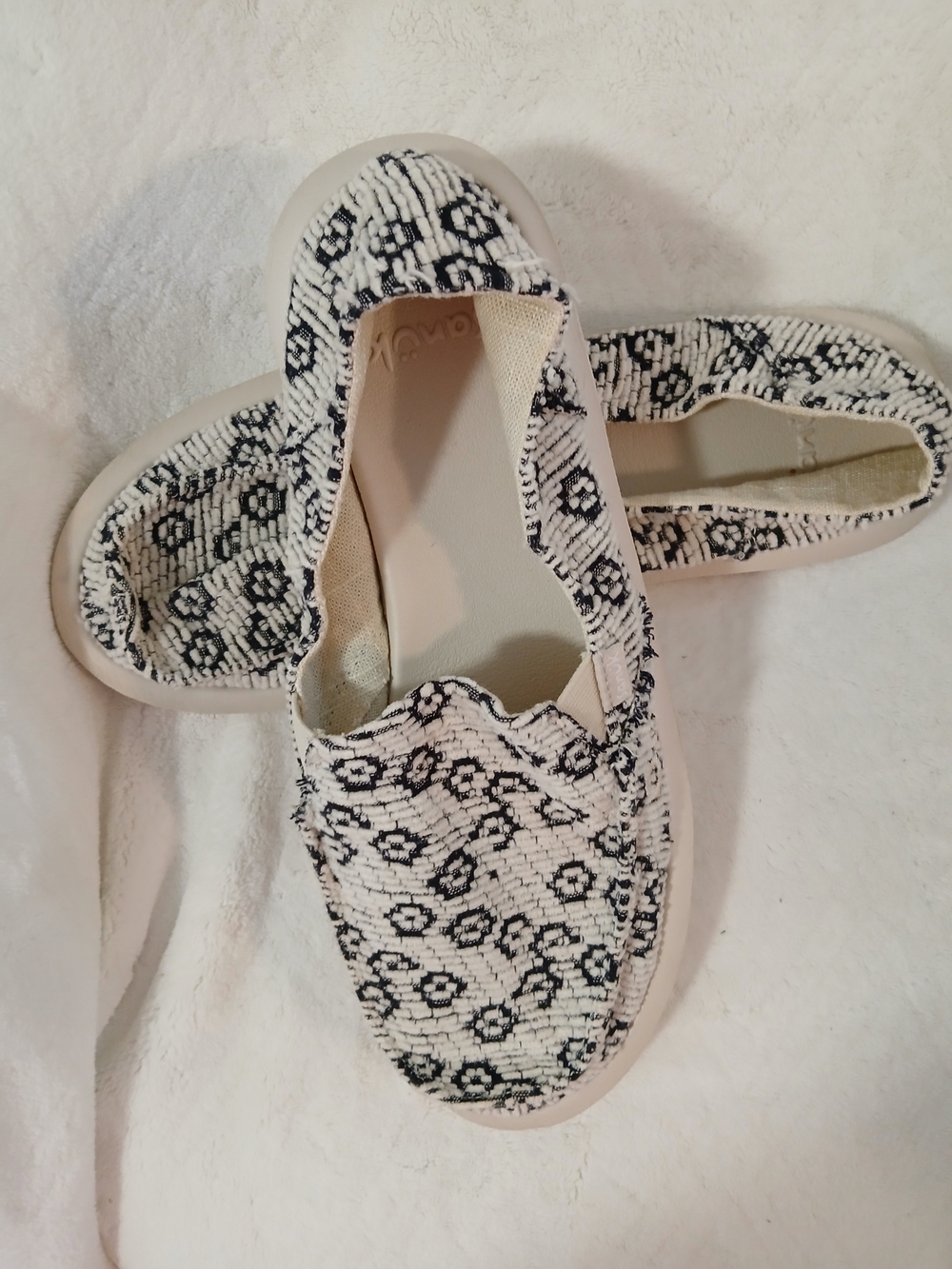 Sanuk Women's Black & White Patterned Slip-Ons [114]